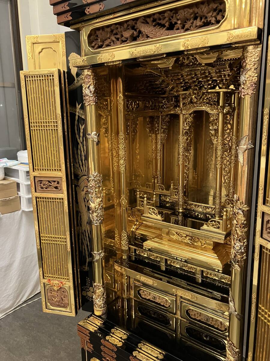 Traditional High-Relief Gold-Toned Butsudan Altar Cabinet — Large 156 cm Height / 65 cm Width — Lacquer & Gilt-Style Metalwork (Japan)
