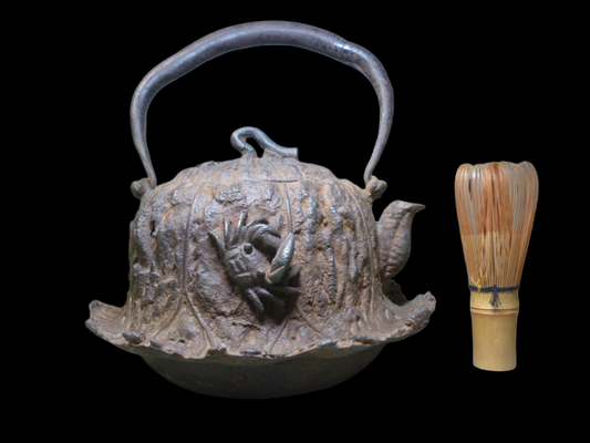 Ueda Terufusa Iron Kettle · Lotus-Leaf Form with Crab Relief & Signed Iron Lid · Iwate Nambu Craft · Round Tetsubin for Sencha