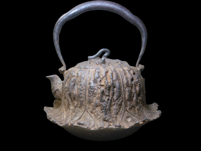 Ueda Terufusa Iron Kettle · Lotus-Leaf Form with Crab Relief & Signed Iron Lid · Iwate Nambu Craft · Round Tetsubin for Sencha