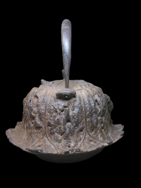 Ueda Terufusa Iron Kettle · Lotus-Leaf Form with Crab Relief & Signed Iron Lid · Iwate Nambu Craft · Round Tetsubin for Sencha