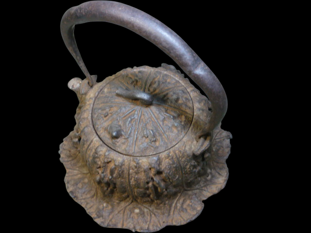 Ueda Terufusa Iron Kettle · Lotus-Leaf Form with Crab Relief & Signed Iron Lid · Iwate Nambu Craft · Round Tetsubin for Sencha