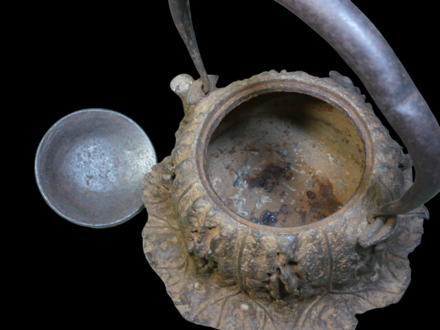 Ueda Terufusa Iron Kettle · Lotus-Leaf Form with Crab Relief & Signed Iron Lid · Iwate Nambu Craft · Round Tetsubin for Sencha