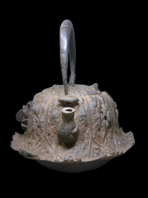 Ueda Terufusa Iron Kettle · Lotus-Leaf Form with Crab Relief & Signed Iron Lid · Iwate Nambu Craft · Round Tetsubin for Sencha