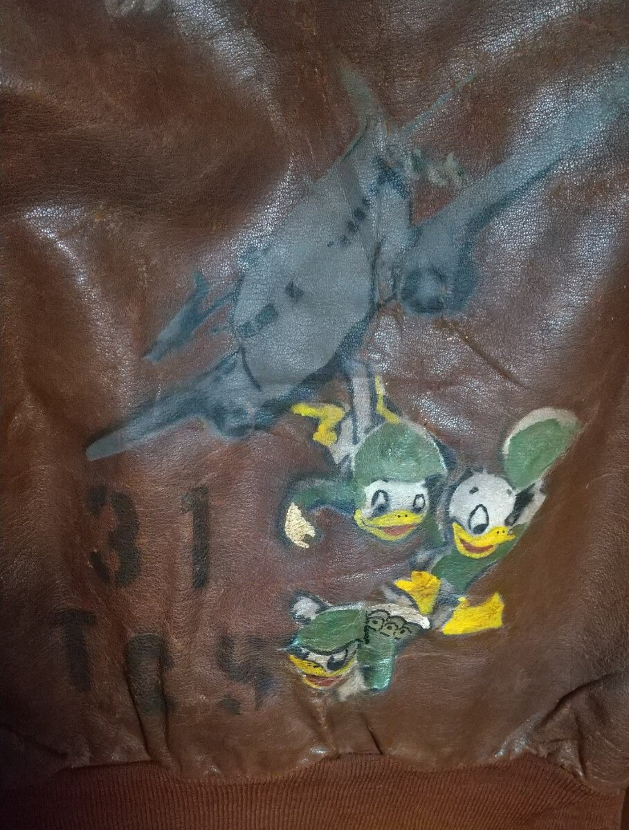 Chaqueta de vuelo tipo A-2 Perry Sportswear de la Segunda Guerra Mundial, arte nasal del Pato Donald “They’ve Got the Guts”, piel de caballo, talla 40