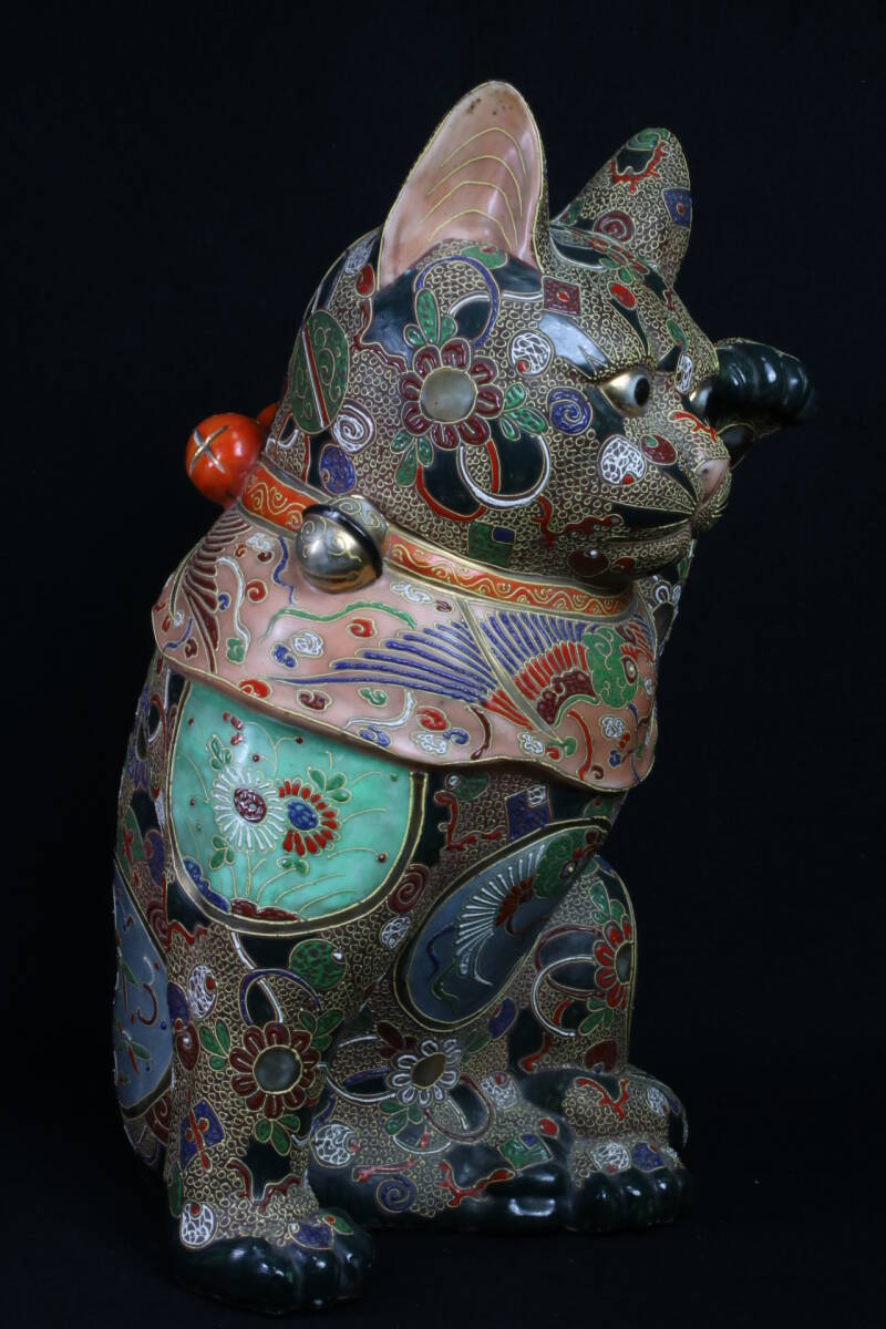 Monumental Kutani Ware Maneki-neko — Left-Paw Beckoning Fortune Cat — Large Hand-Painted Ceramic Sculpture (43 cm)