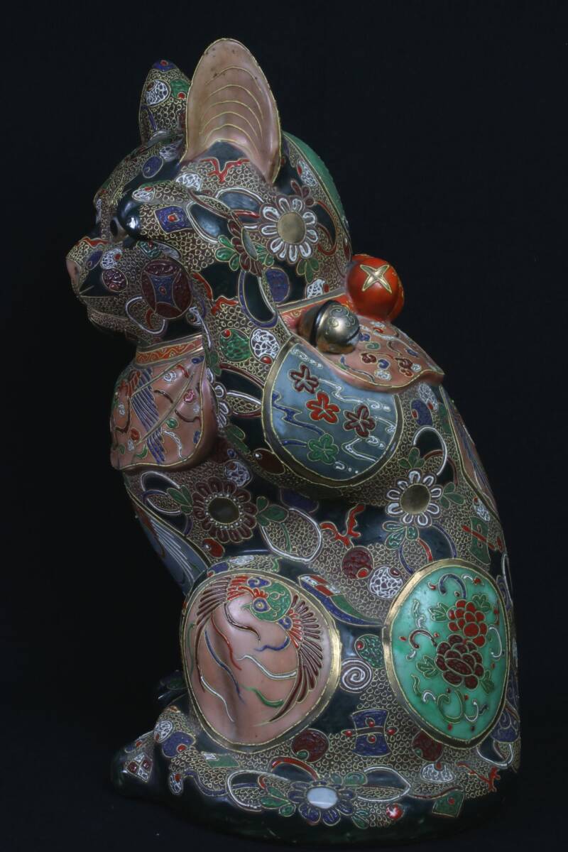 Monumental Kutani Ware Maneki-neko — Left-Paw Beckoning Fortune Cat — Large Hand-Painted Ceramic Sculpture (43 cm)