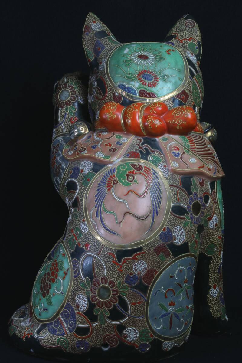 Monumental Kutani Ware Maneki-neko — Left-Paw Beckoning Fortune Cat — Large Hand-Painted Ceramic Sculpture (43 cm)