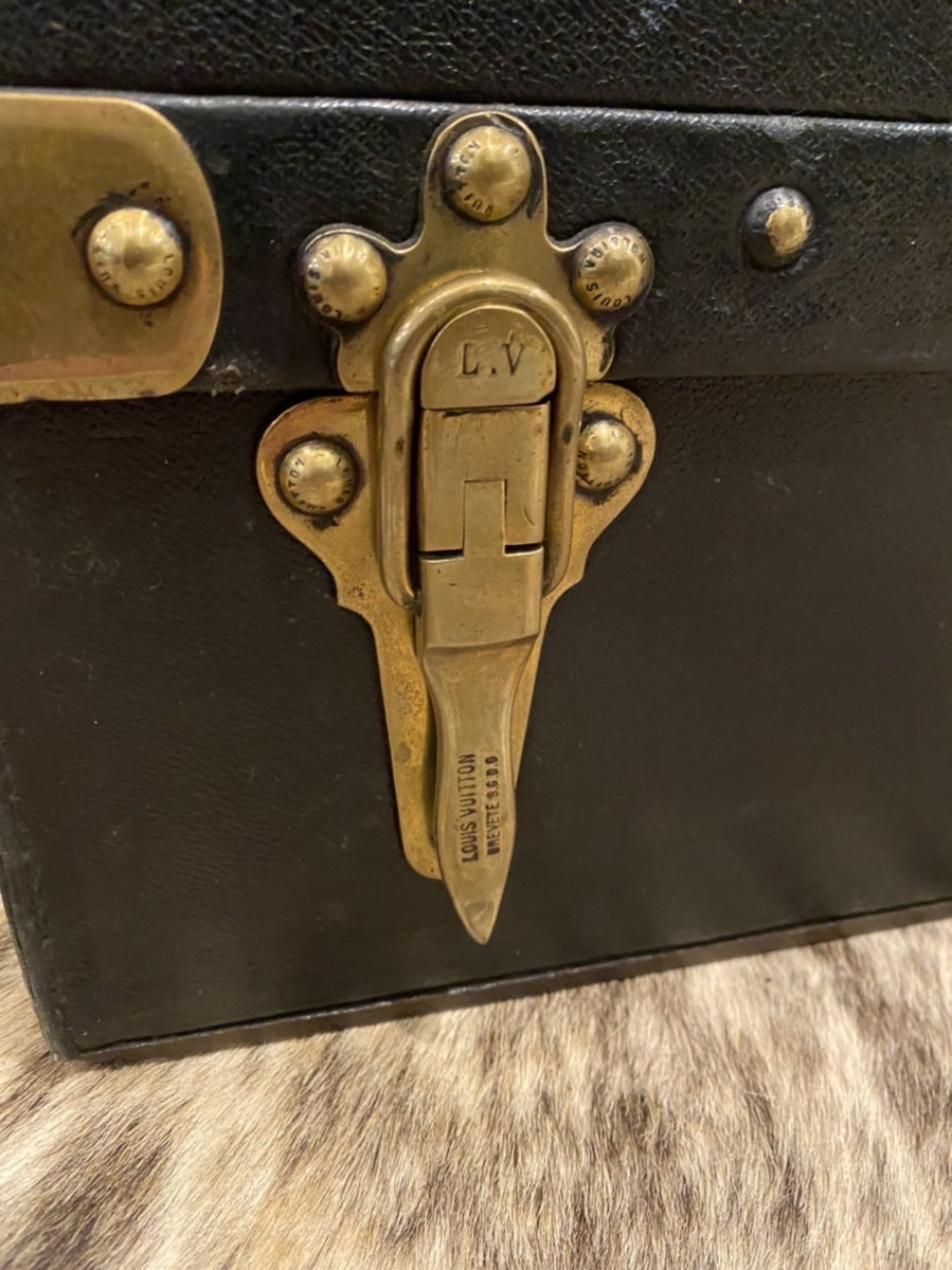 Louis Vuitton 1920s low black trunk, 89 cm, view 3 of 10