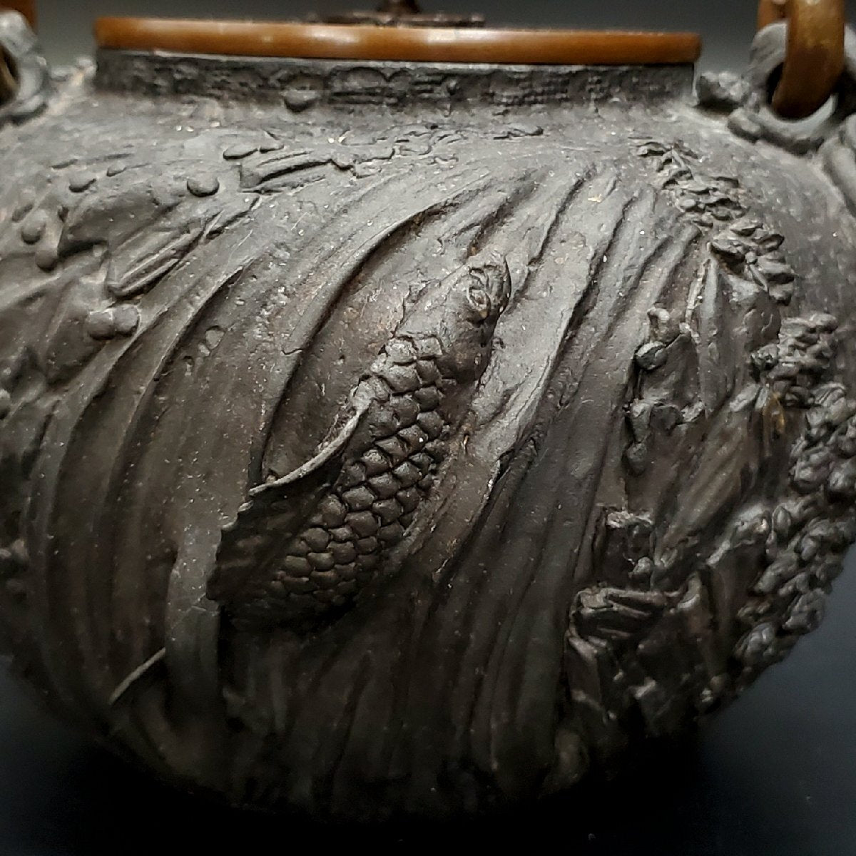 Japanese Iron Kettle by Kameido / Gyokuzōdō · Carp & Waterfall Relief Tetsubin · Wood-Handled Lid · 1855g Body · Sencha Tea Utensil