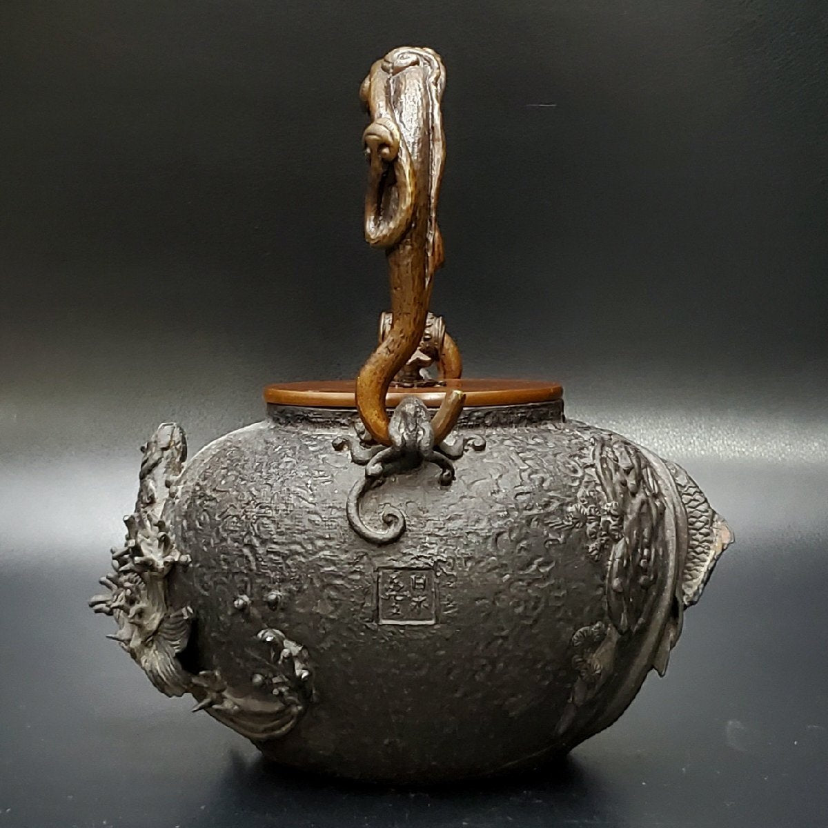 Japanese Iron Kettle by Kameido / Gyokuzōdō · Carp & Waterfall Relief Tetsubin · Wood-Handled Lid · 1855g Body · Sencha Tea Utensil
