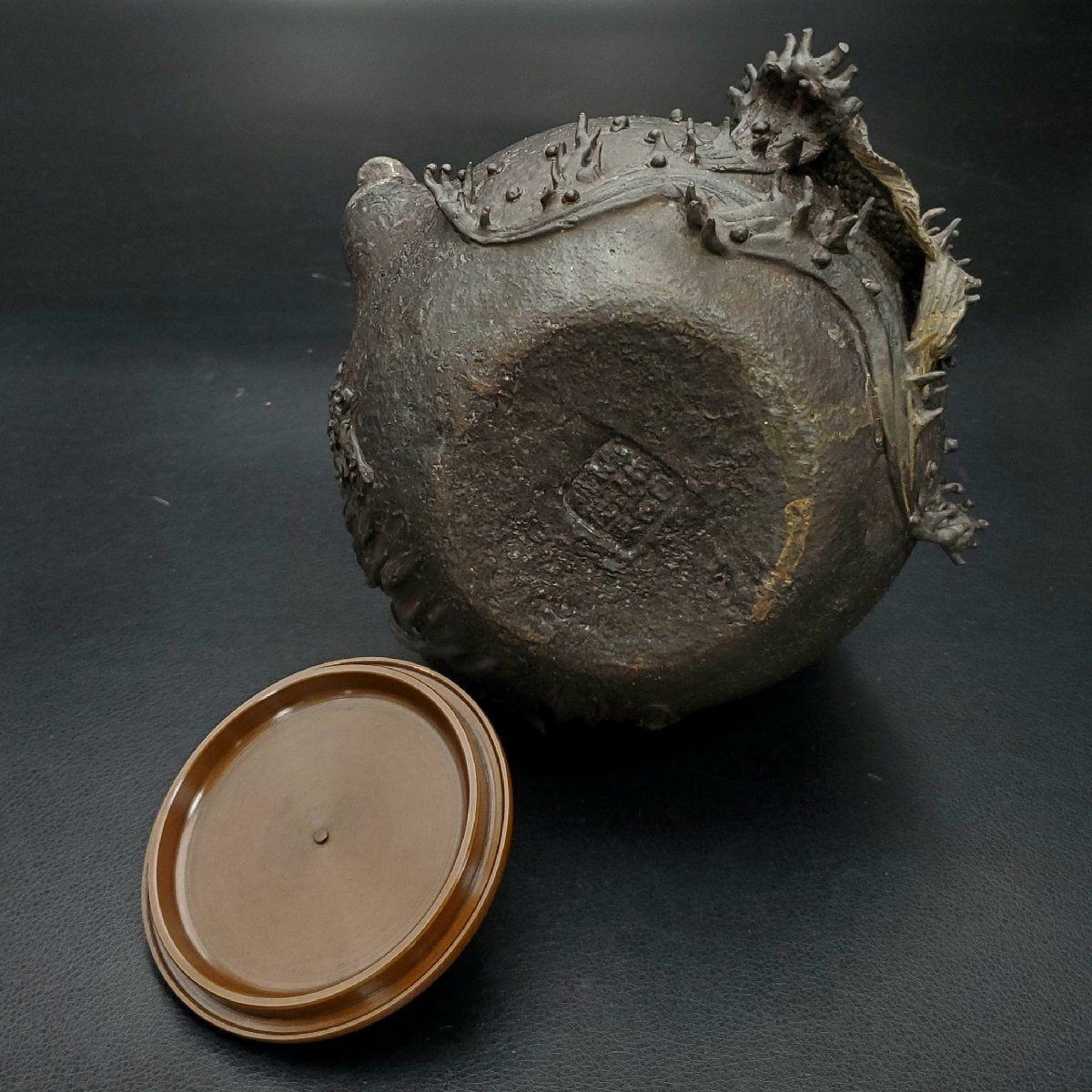 Japanese Iron Kettle by Kameido / Gyokuzōdō · Carp & Waterfall Relief Tetsubin · Wood-Handled Lid · 1855g Body · Sencha Tea Utensil