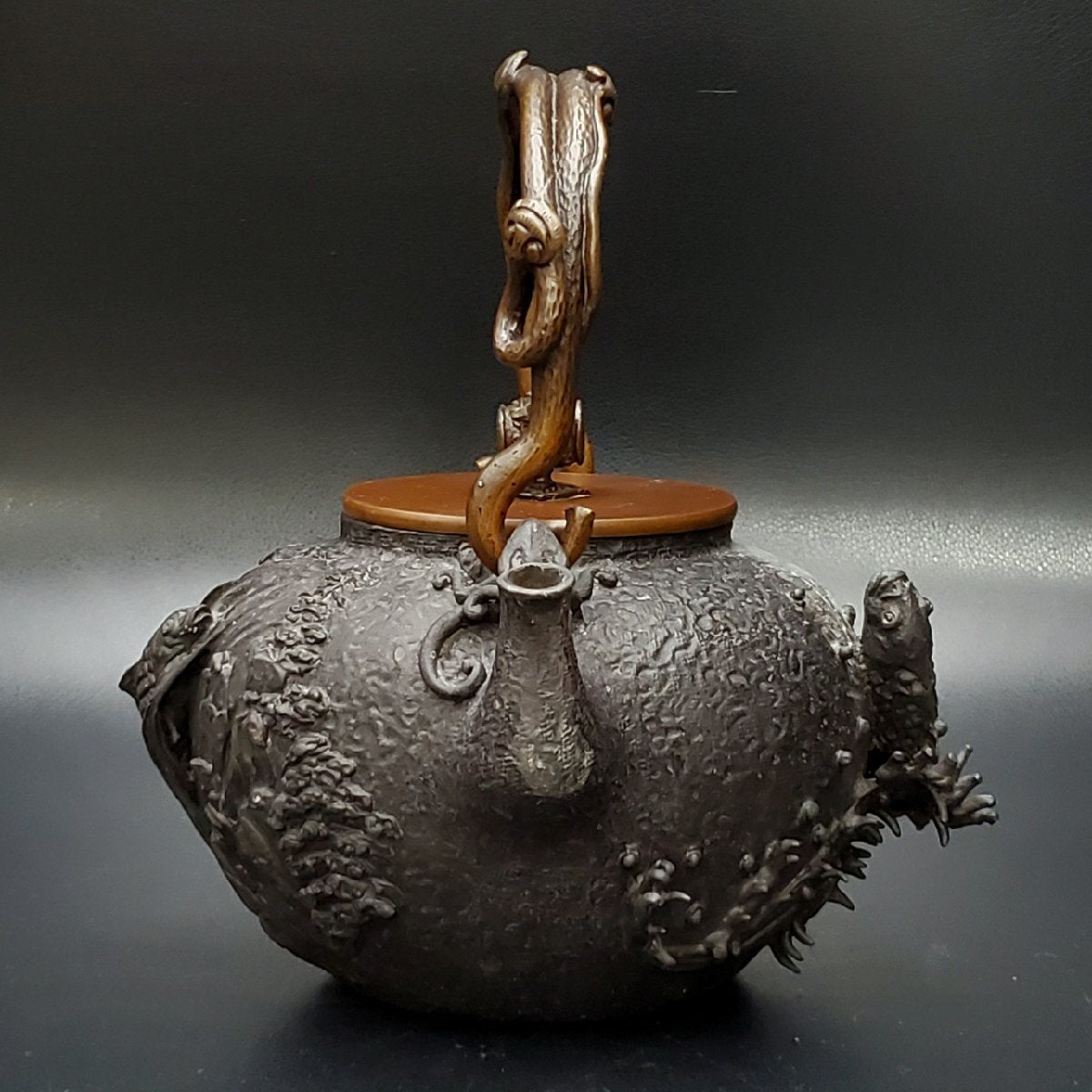 Japanese Iron Kettle by Kameido / Gyokuzōdō · Carp & Waterfall Relief Tetsubin · Wood-Handled Lid · 1855g Body · Sencha Tea Utensil