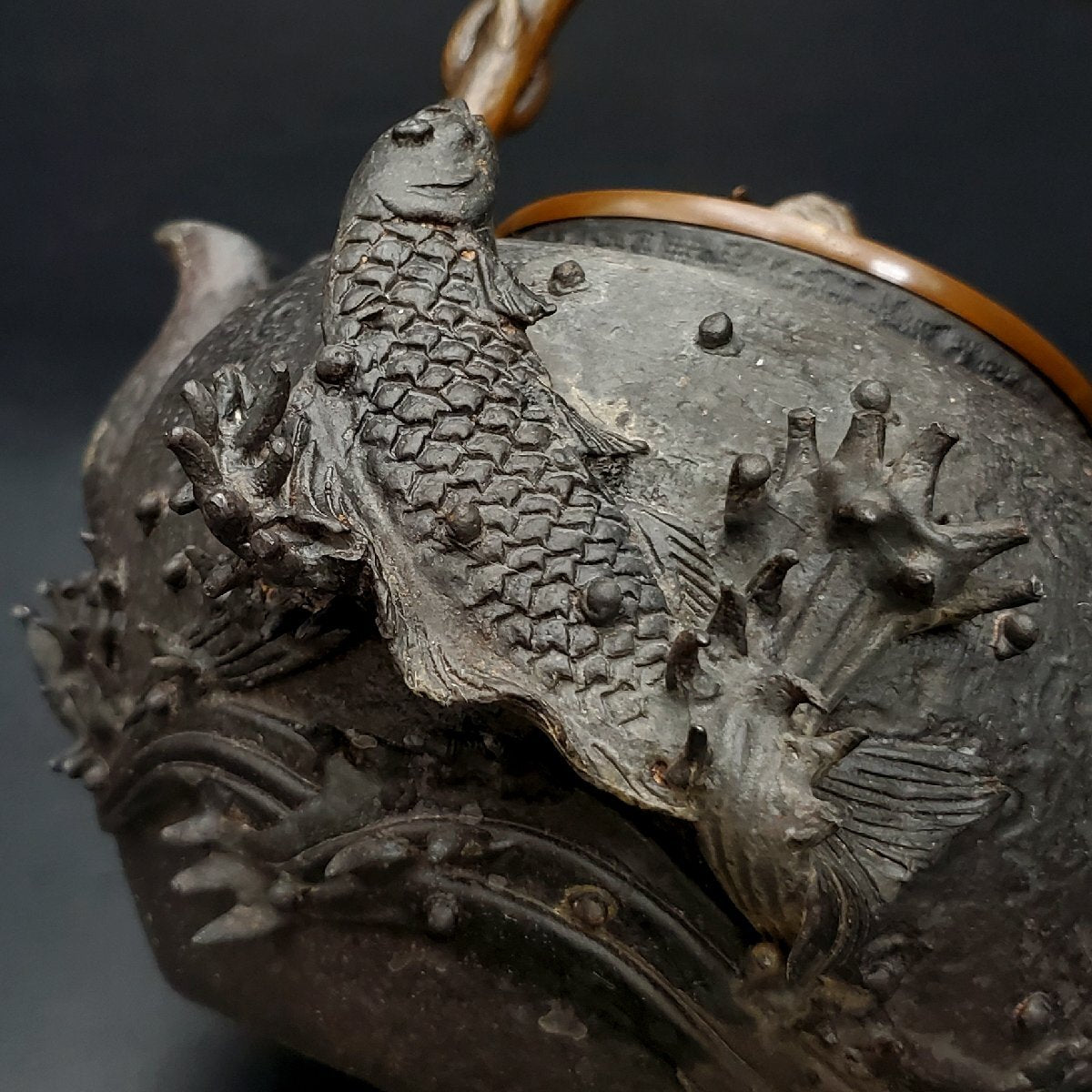 Japanese Iron Kettle by Kameido / Gyokuzōdō · Carp & Waterfall Relief Tetsubin · Wood-Handled Lid · 1855g Body · Sencha Tea Utensil