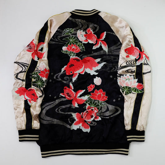 DOPE EMBROIDERY VINTAGE BLACK WHITE MIYABI MUSUBI JAPANESE JAPAN KINGYO GOLD FISH DRAGON RYU HANA FLOWER FLOWERS KIKU WATER LILY LOTUS EMBROIDERED TATTOO ART DESIGN EMBROIDERY YOKOSUKA JUMPER SUKAJAN YOKOSUKA JUMPER SOUVENIR JACKET ( SIZE : XL)