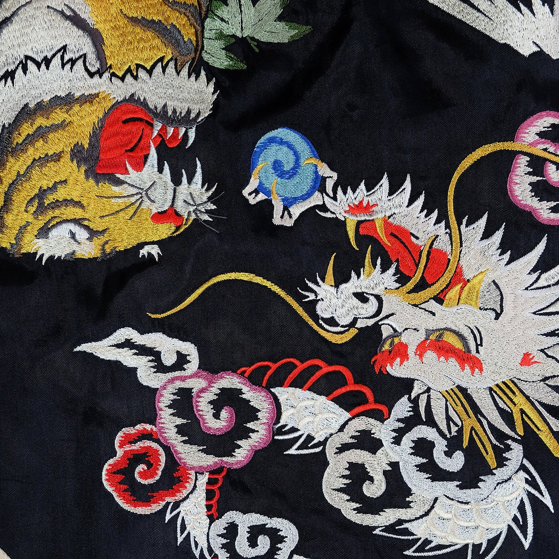 Japanese Street Fashion VINTAGE CROPPED HEADS RYU DRAGON VS ROARING TIGER TORA MT FUJI SNAKE TURTLE CRANE HEBI KAME TSURU Paint Print EMBROIDERY Embroidered SUKAJAN JACKET ( SIZE : M )