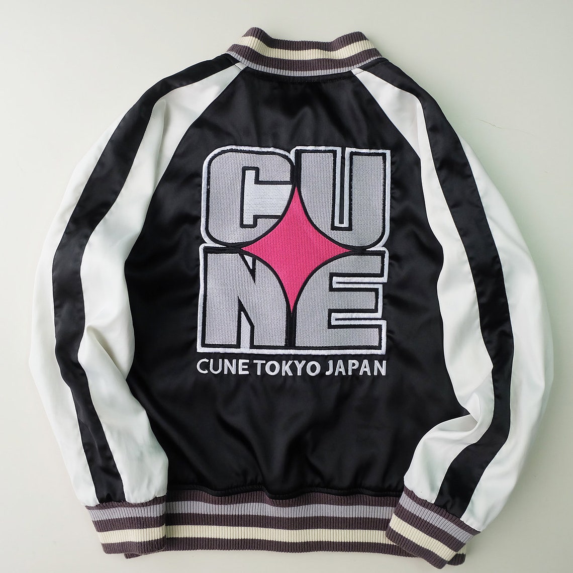 Japan Vintage Kawaii CUNE TOKYO Japan Bunny Skull Black Pink Gun Roses Punk Sukajan Souvenir Jacket ( Size: XS )