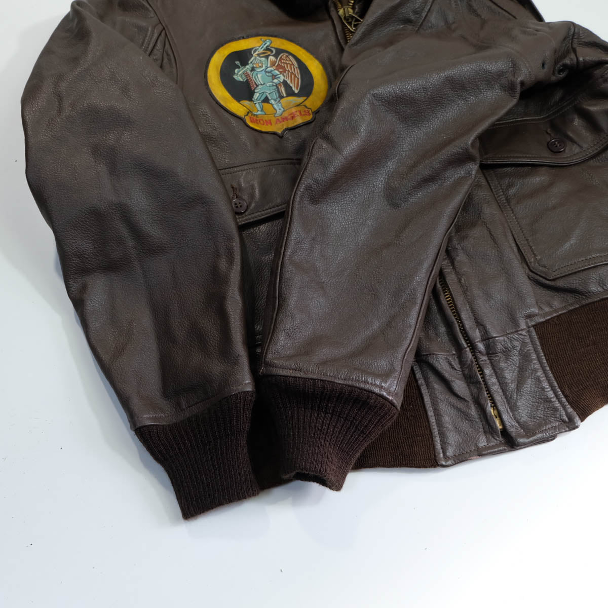 Chaqueta de vuelo G-1 de la Marina de EE. UU. de 1977, de Ralph Edwards, arte pin-up pintado en la nariz «Iron Angel», MIL-J-7823E, talla 44