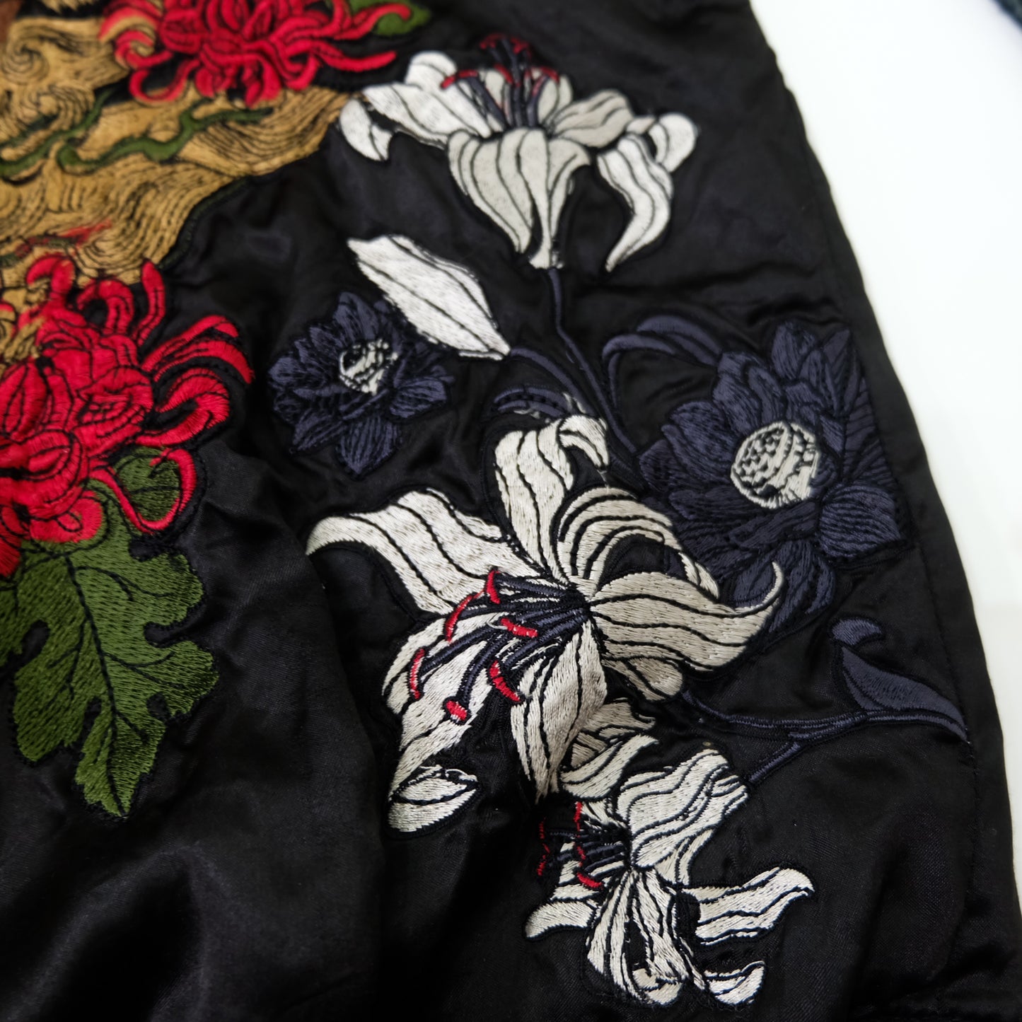 Japanese Appearance Tengoku Tenka Dragon Chrysanthemum Kiku Floral Reversible Sukajan Jacket M | Black Ivory Embroidered Yokosuka Souvenir Bomber