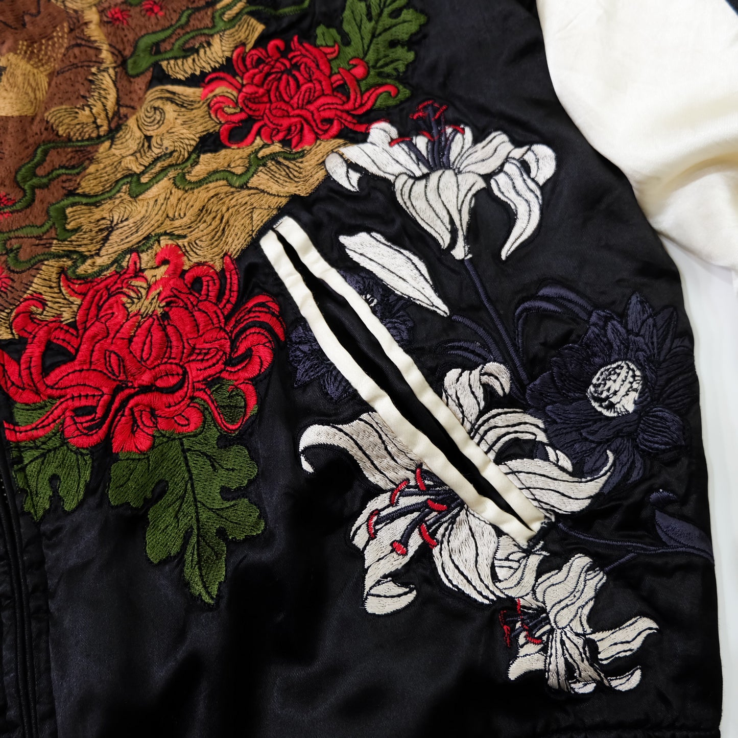Japanese Appearance Tengoku Tenka Dragon Chrysanthemum Kiku Floral Reversible Sukajan Jacket M | Black Ivory Embroidered Yokosuka Souvenir Bomber