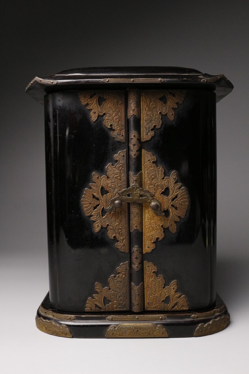 Nichiren Shonin Triad Zushi Shrine — Polychrome Wooden Founder Icon with Gilt Interior Miniature Altar, Fine Metal Fittings and Aged Black Lacquer Case (Approx. 23.5 cm Tall)