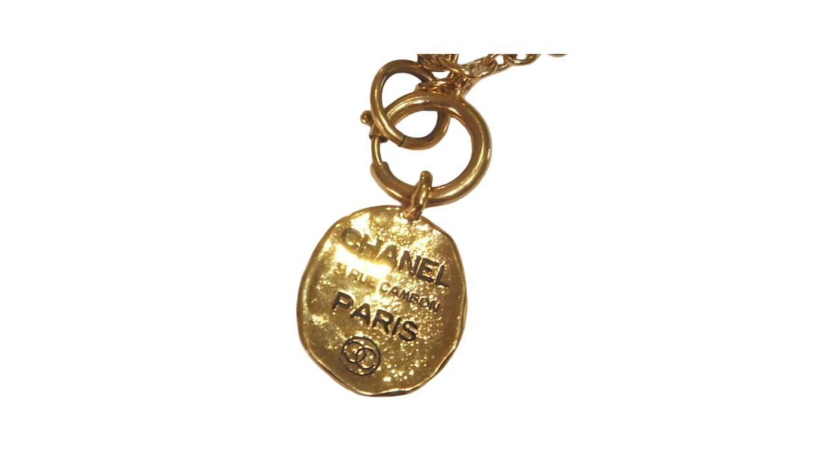 Chanel 31 Rue Cambon medal necklace, gilt chain, vintage – medal close-up