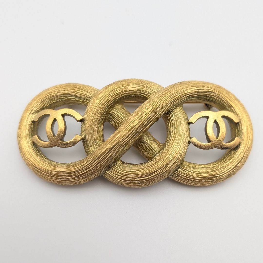 Chanel Twisted Infinity Brooch with Double CC, Gilt, Cruise 1995 (95C), view 1
