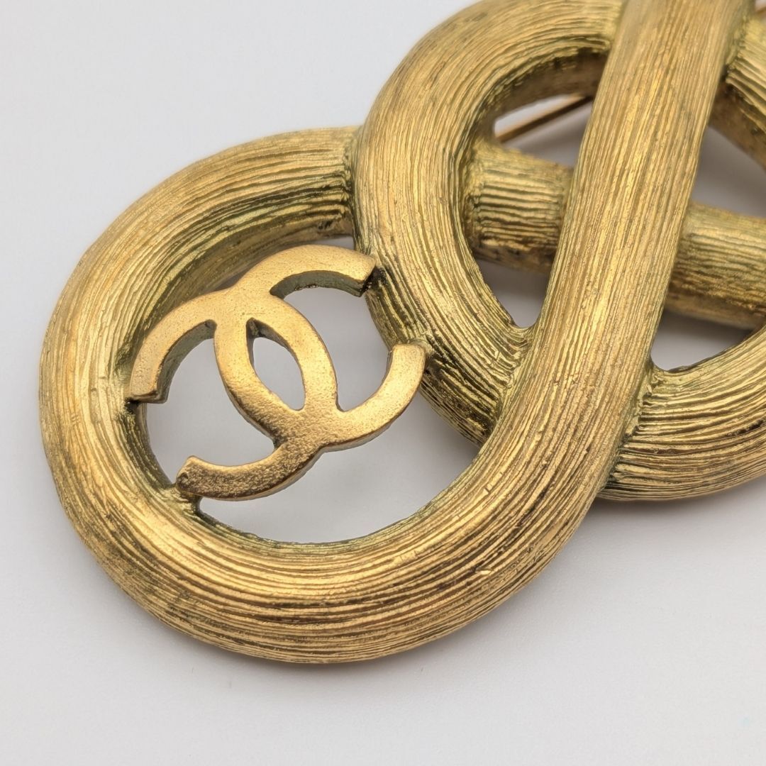 Chanel Twisted Infinity Brooch with Double CC, Gilt, Cruise 1995 (95C), view 4