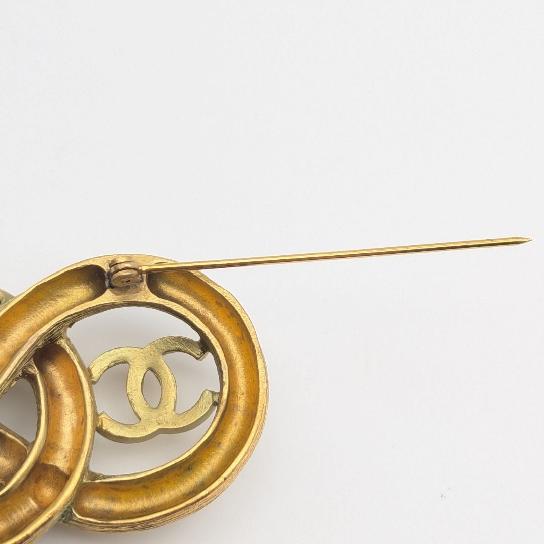 Chanel Twisted Infinity Brooch with Double CC, Gilt, Cruise 1995 (95C), view 6