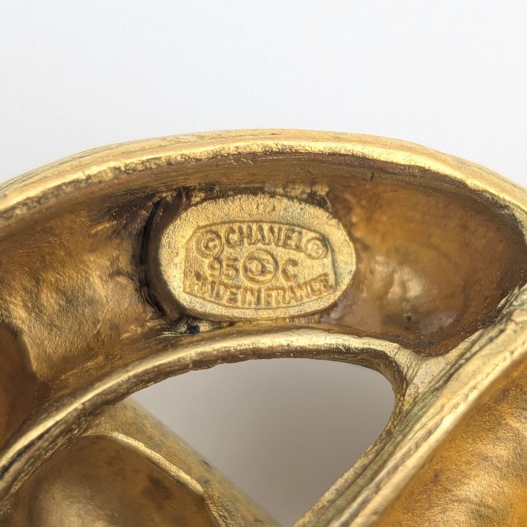 Chanel Twisted Infinity Brooch with Double CC, Gilt, Cruise 1995 (95C), view 7