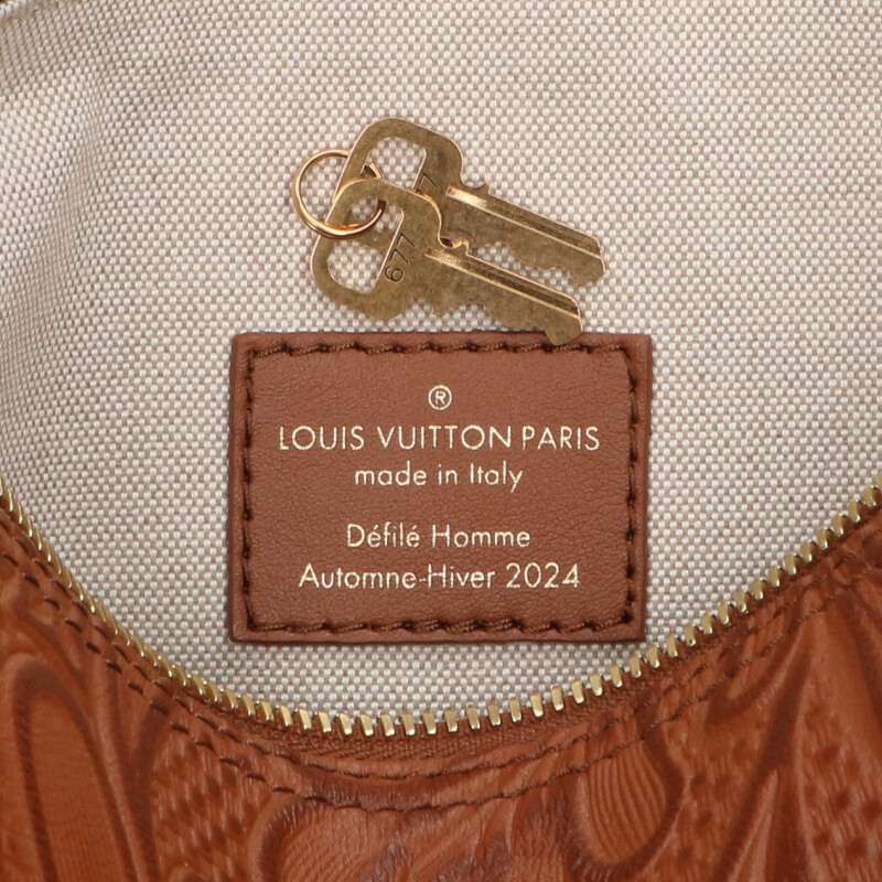 Louis Vuitton M11567 Horseshoe-Speedy Shoulder Bag, Floral Carved Embossed Brown Leather, Gold-Tone Hardware, photograph 4 of 5