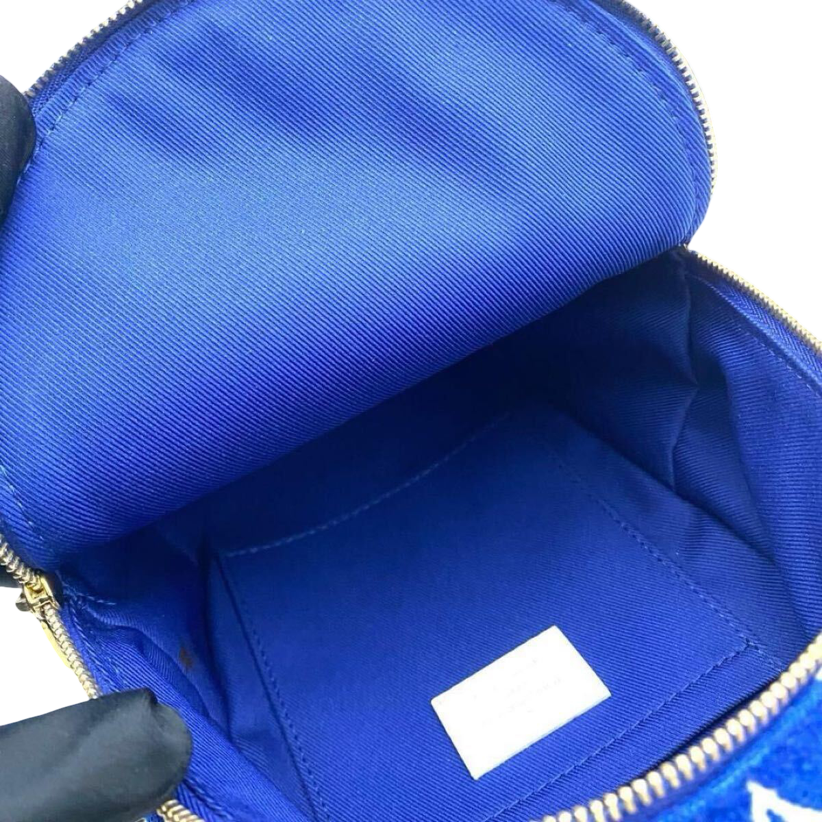Louis Vuitton Palm Springs Mini M46207, blue Monogram velvet – blue interior with gloved hand