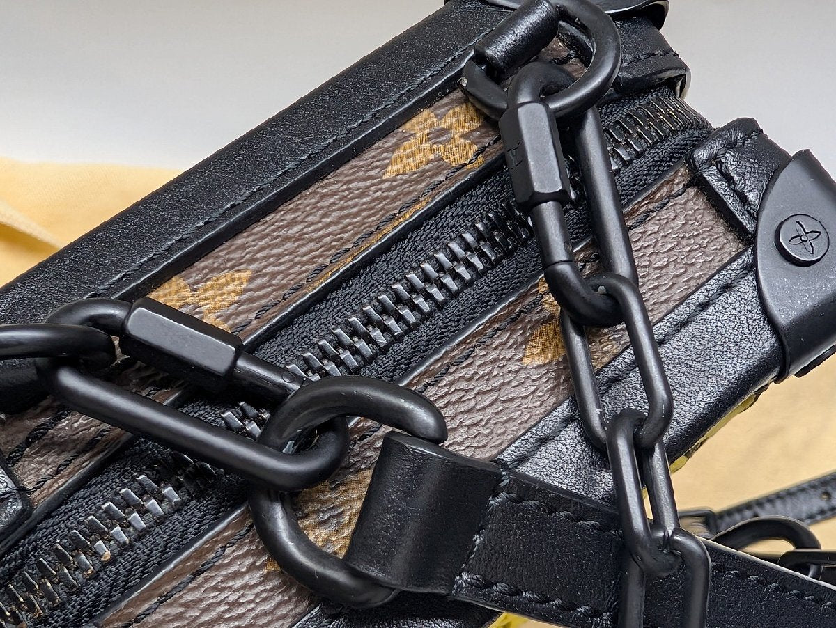 Louis Vuitton Vertical Soft Trunk M45079 Tuffetage, view 4