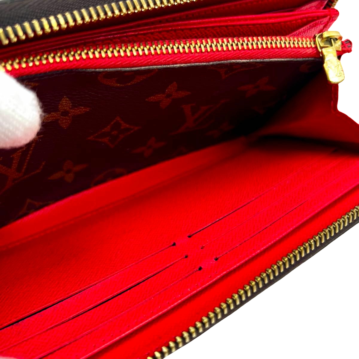 Louis Vuitton Zippy Wallet M80861 Vivienne in London, Holiday 2021 – interior card slots in red