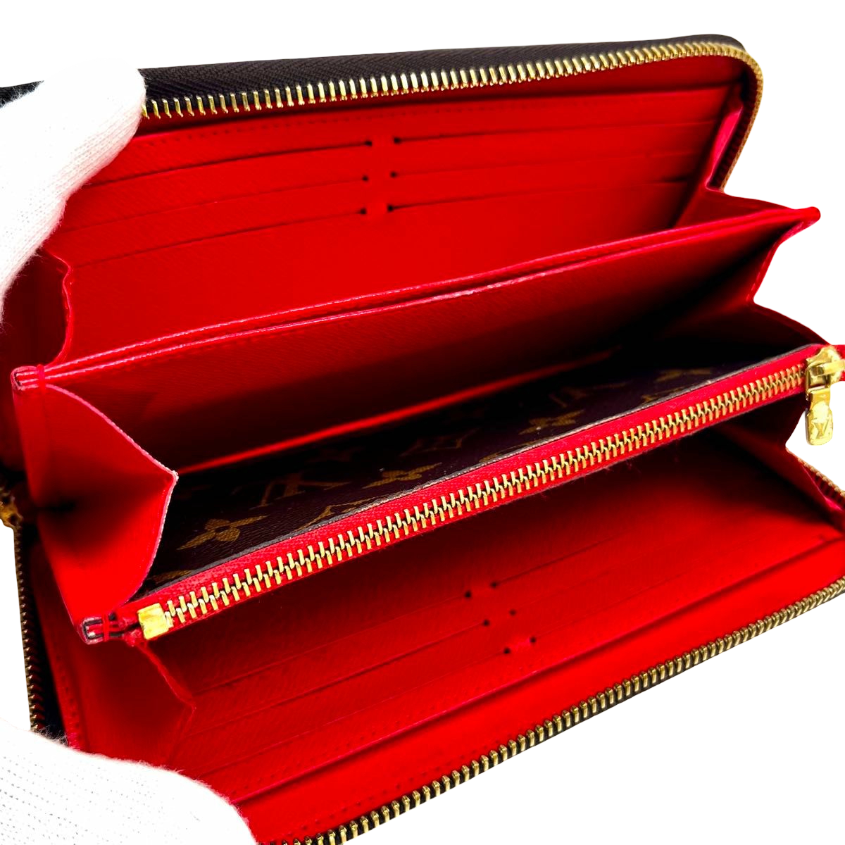 Louis Vuitton Zippy Wallet M80861 Vivienne in London, Holiday 2021 – interior fully open, red lining