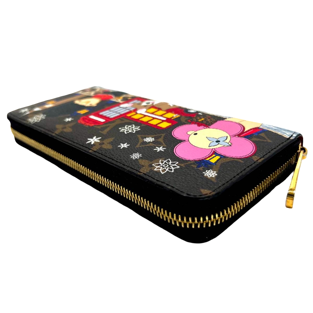 Louis Vuitton Zippy Wallet M80861 Vivienne in London, Holiday 2021 – back angled with zip