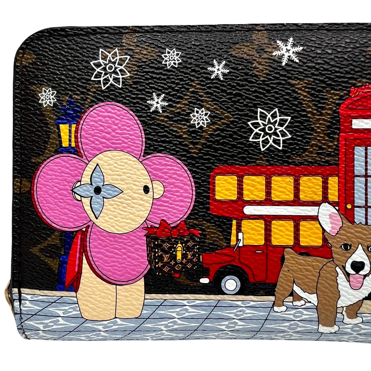 Louis Vuitton Zippy Wallet M80861 Vivienne in London, Holiday 2021 – Vivienne and London bus detail