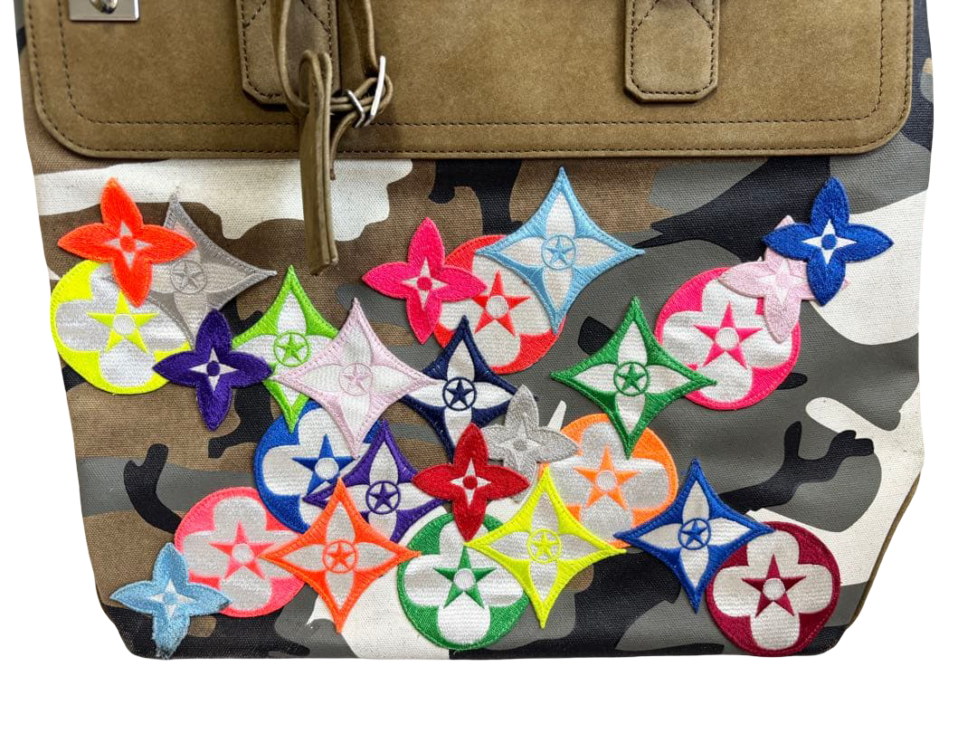 READYMADE Gym Bag camouflage canvas tote with multicolour flower patches – front panel close-up, flower patches over camouflage canvas