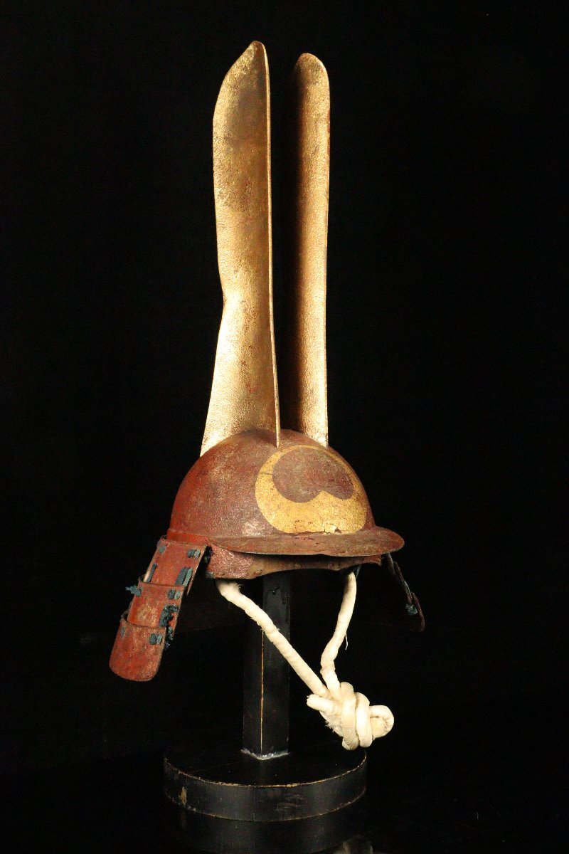 Kawari Kabuto Samurai Helmet — Tall Kuwagata Maedate with Gold Crest Motif (Edo-Style)