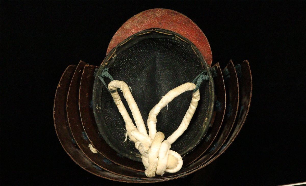 Kawari Kabuto Samurai Helmet — Tall Kuwagata Maedate with Gold Crest Motif (Edo-Style)