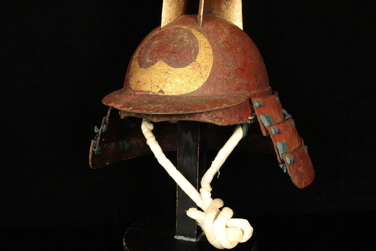 Kawari Kabuto Samurai Helmet — Tall Kuwagata Maedate with Gold Crest Motif (Edo-Style)