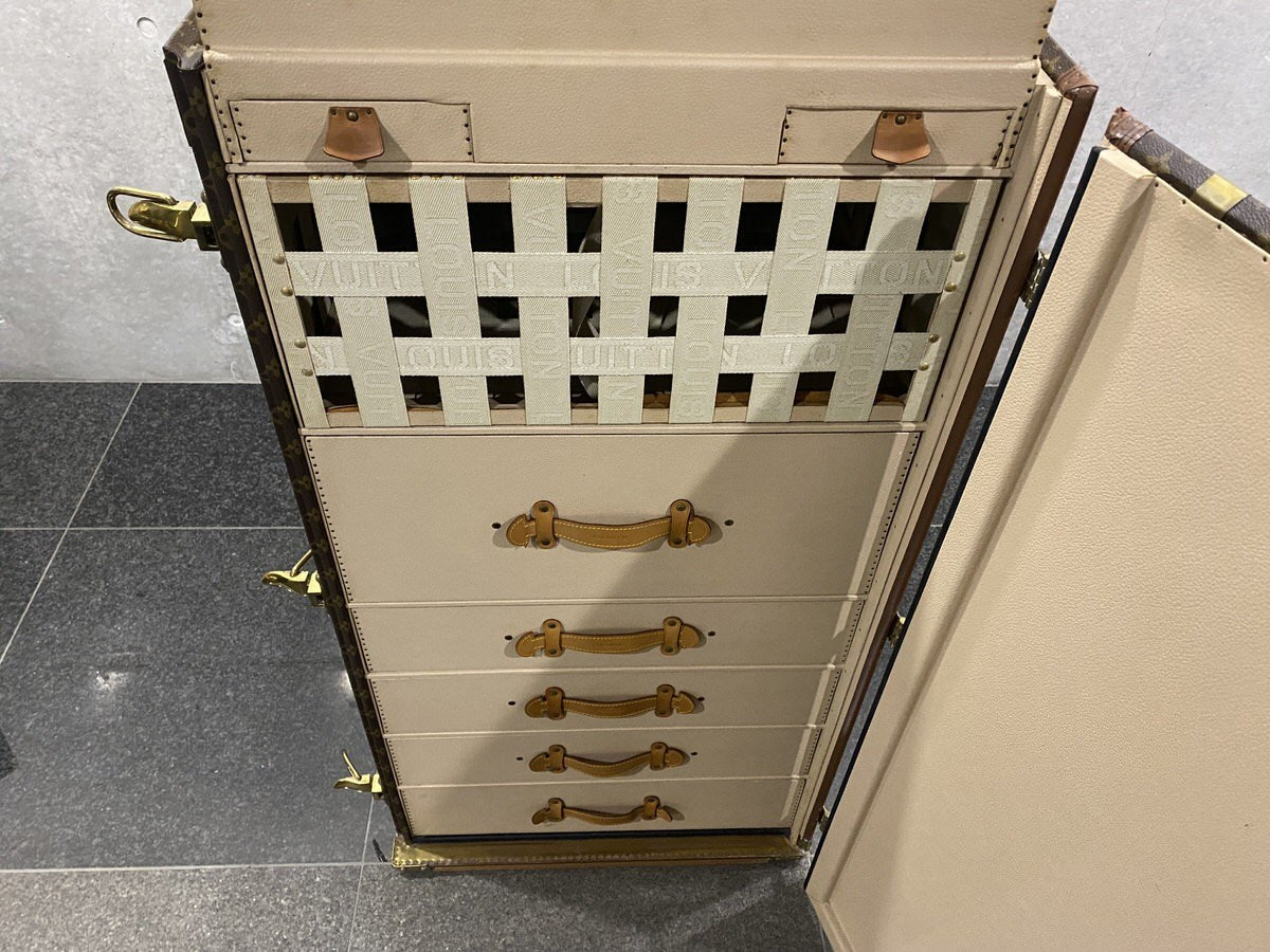 Louis Vuitton Secretaire Linge M11010 wardrobe trunk, view 4 of 10