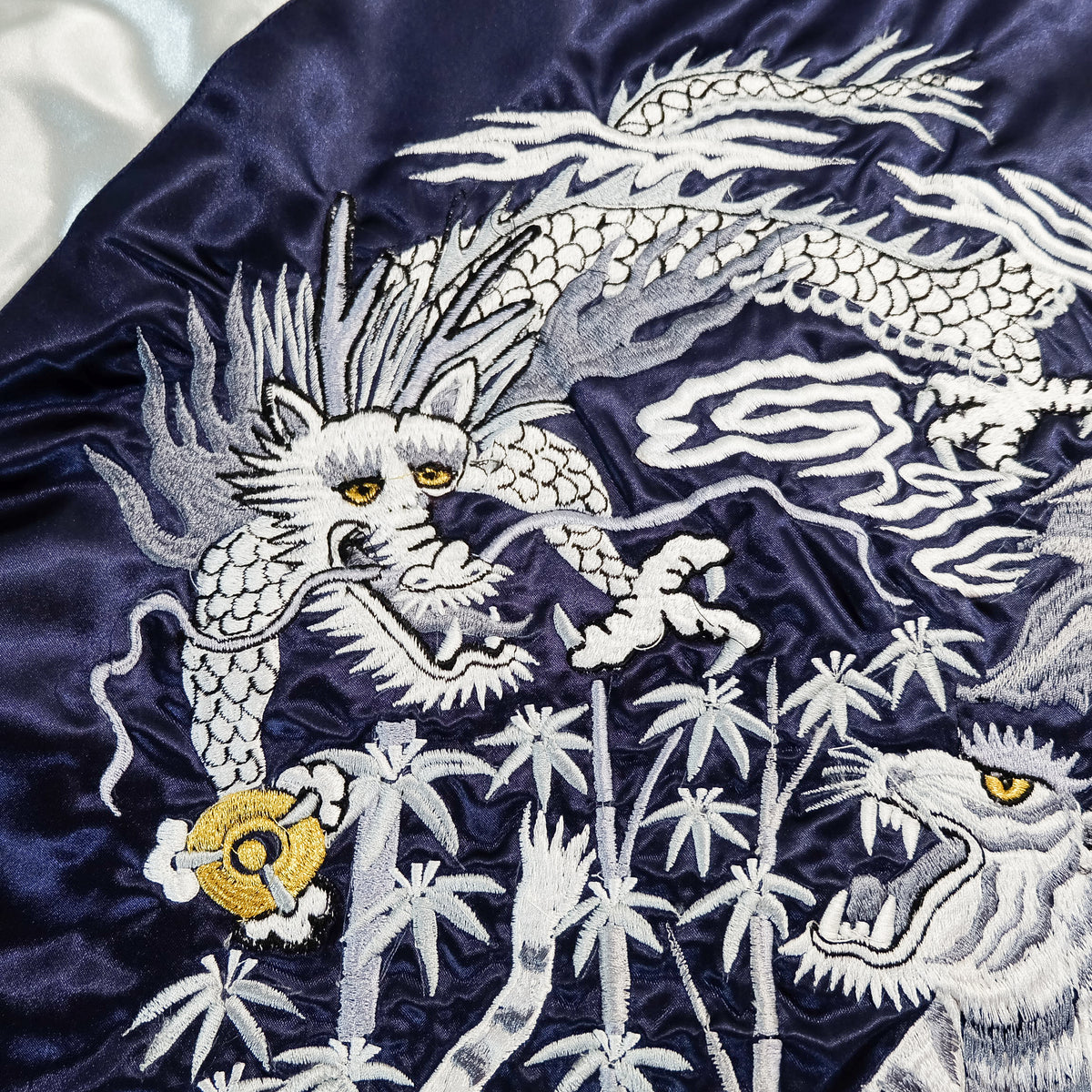 Sukajan de dragón y tigre de First Shop Yamamoto, bordado plateado sobre satén azul marino, finales de Shōwa-principios de Heisei, talla L