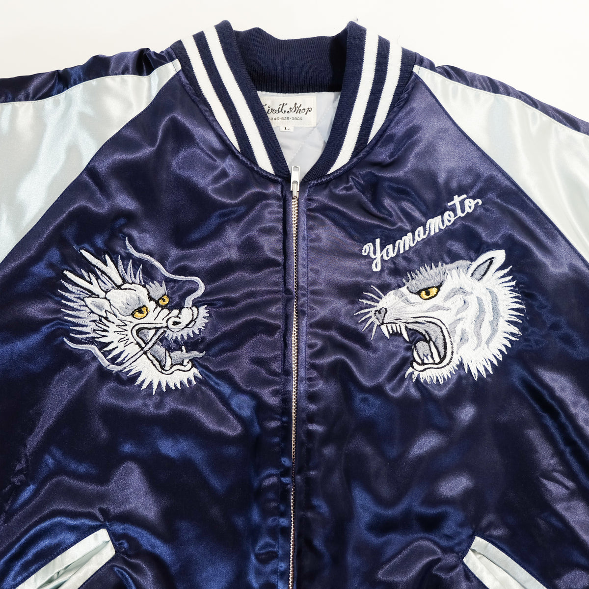 Sukajan de dragón y tigre de First Shop Yamamoto, bordado plateado sobre satén azul marino, finales de Shōwa-principios de Heisei, talla L
