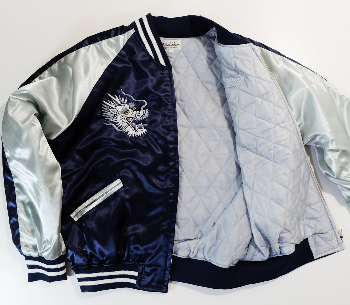 Sukajan de dragón y tigre de First Shop Yamamoto, bordado plateado sobre satén azul marino, finales de Shōwa-principios de Heisei, talla L