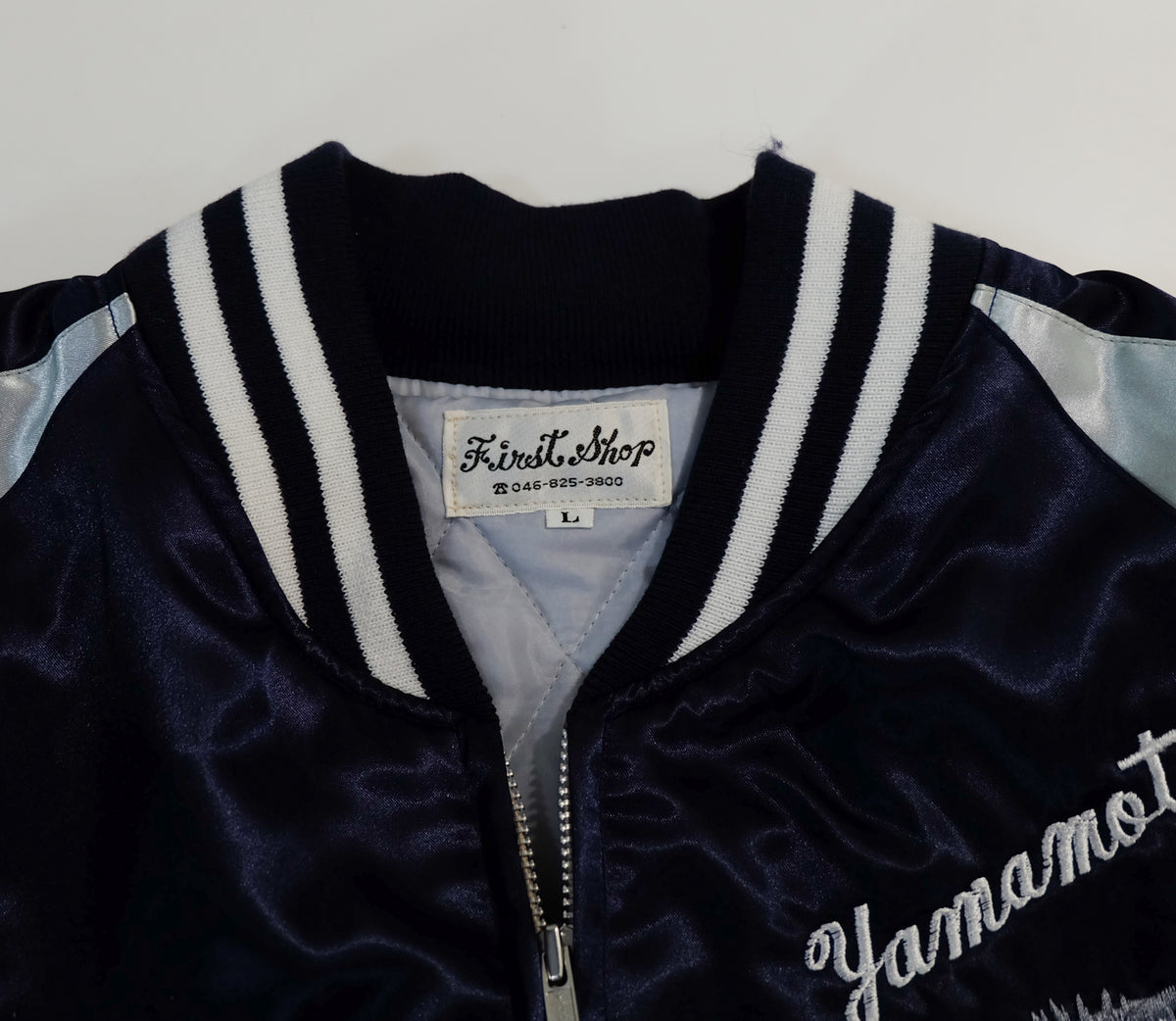 Sukajan de dragón y tigre de First Shop Yamamoto, bordado plateado sobre satén azul marino, finales de Shōwa-principios de Heisei, talla L