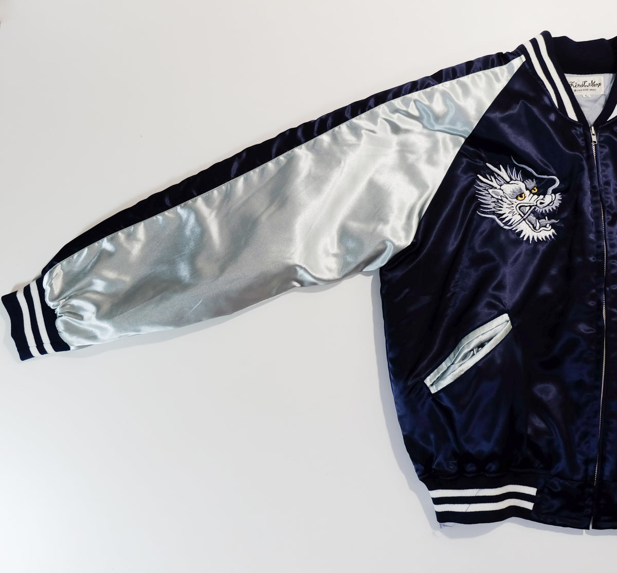 Sukajan de dragón y tigre de First Shop Yamamoto, bordado plateado sobre satén azul marino, finales de Shōwa-principios de Heisei, talla L