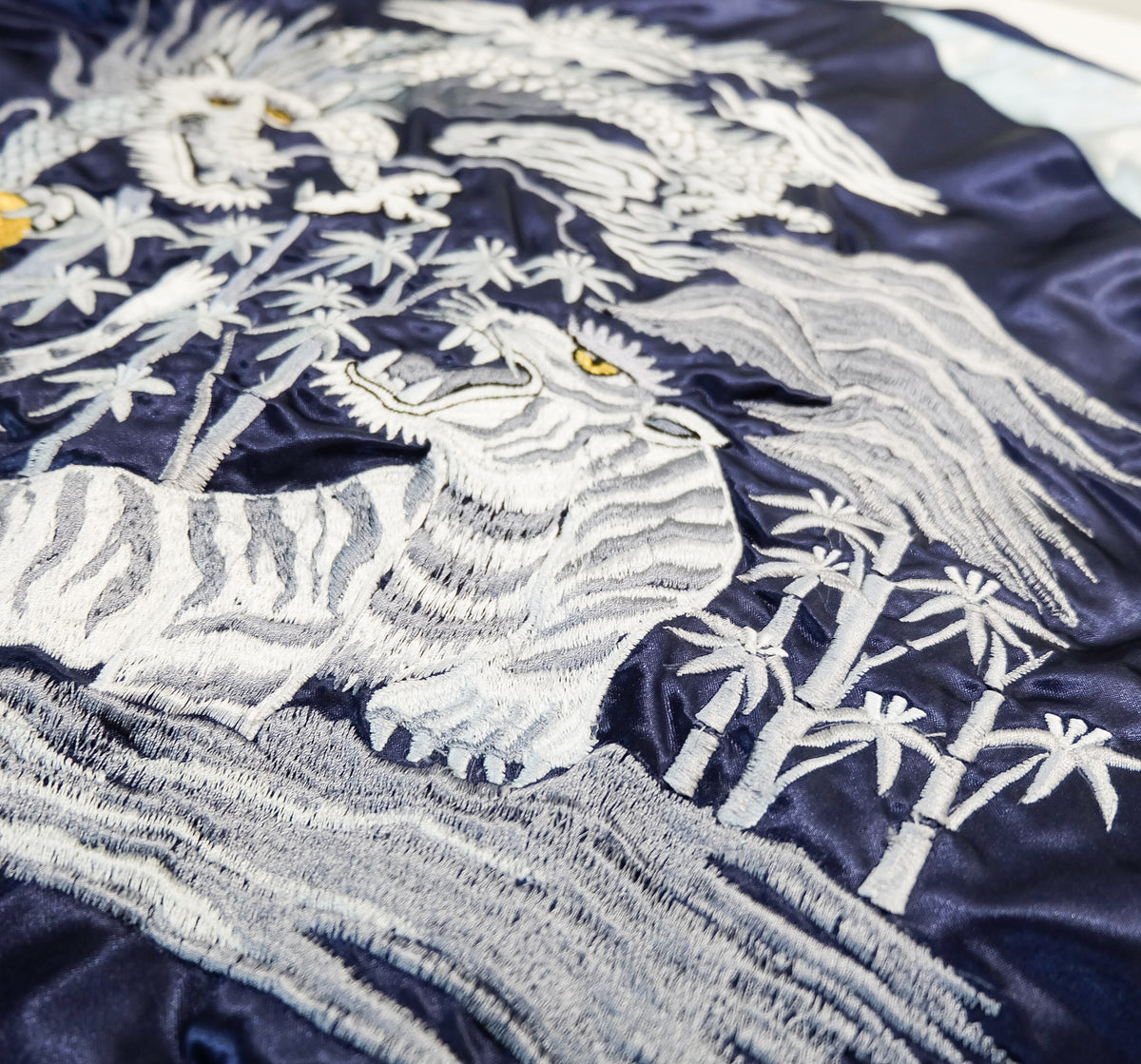 Sukajan de dragón y tigre de First Shop Yamamoto, bordado plateado sobre satén azul marino, finales de Shōwa-principios de Heisei, talla L