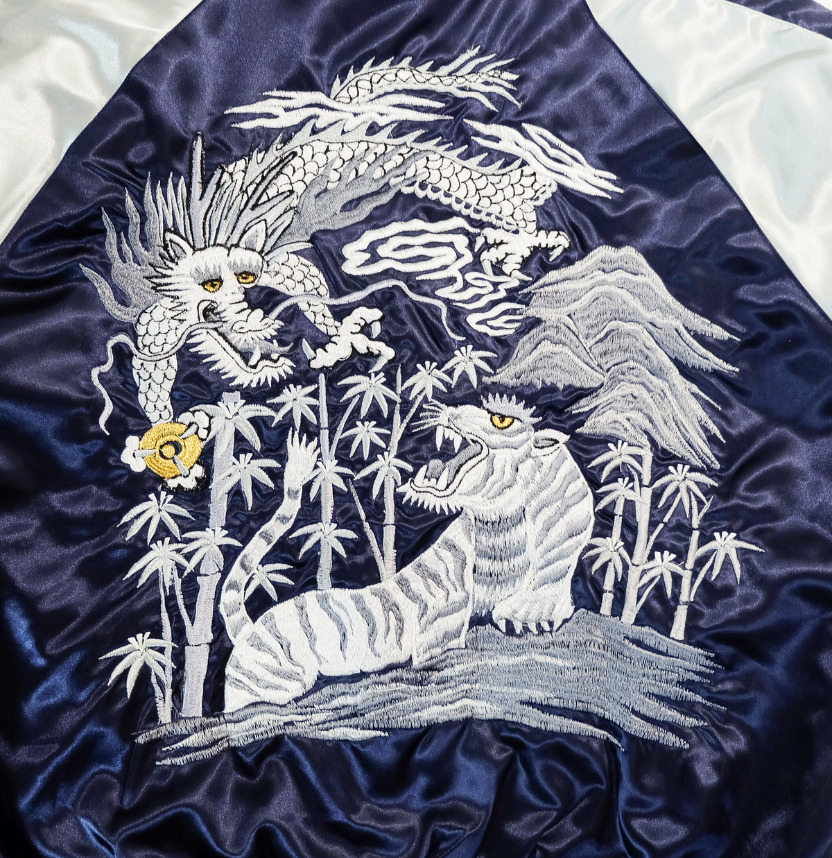 Sukajan de dragón y tigre de First Shop Yamamoto, bordado plateado sobre satén azul marino, finales de Shōwa-principios de Heisei, talla L