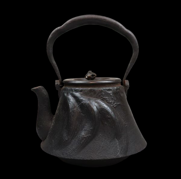 Antique Japanese Iron Tetsubin Dragon Mountain Tea Kettle — Sculptural Cast Iron Chagama, Meiji–Taisho Era Tea Ceremony Vessel