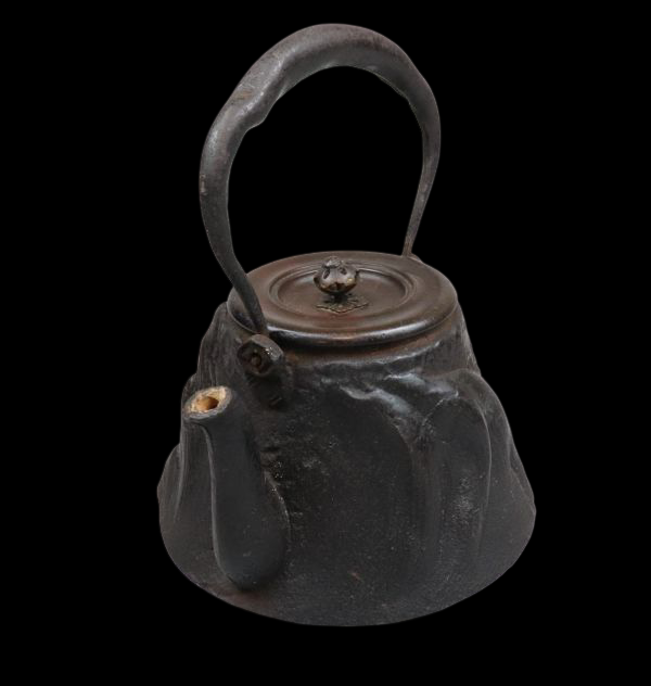 Antique Japanese Iron Tetsubin Dragon Mountain Tea Kettle — Sculptural Cast Iron Chagama, Meiji–Taisho Era Tea Ceremony Vessel